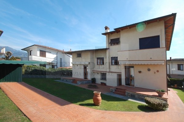 casa indipendente in vendita a Pietrasanta in zona Tonfano