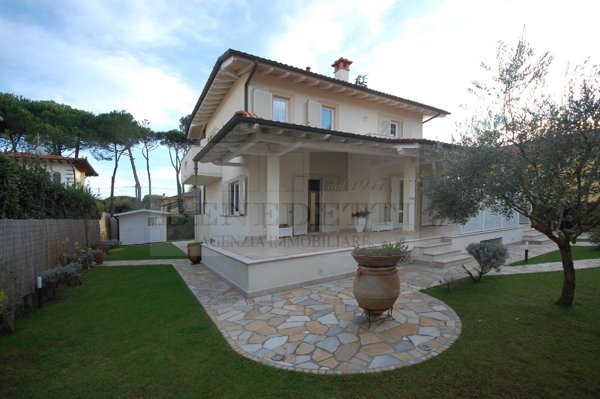 casa indipendente in vendita a Pietrasanta in zona Tonfano