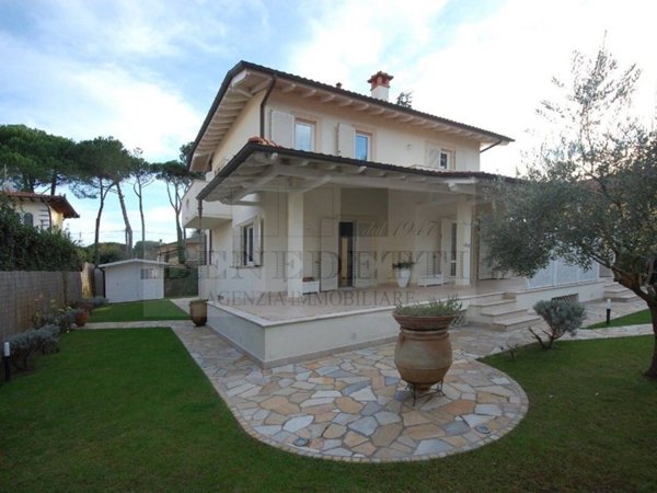 casa indipendente in vendita a Pietrasanta in zona Tonfano