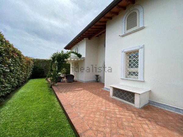 casa indipendente in vendita a Pietrasanta in zona Tonfano