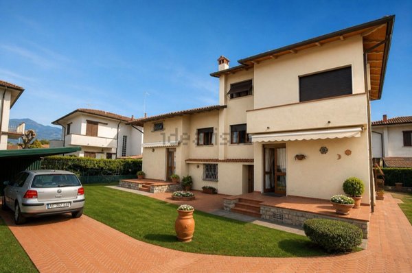 casa indipendente in vendita a Pietrasanta in zona Tonfano