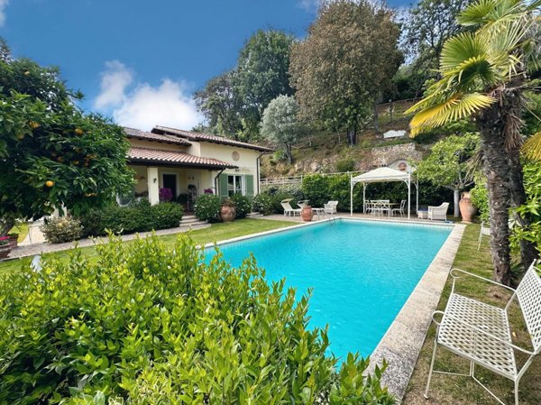 casa indipendente in vendita a Pietrasanta in zona Strettoia