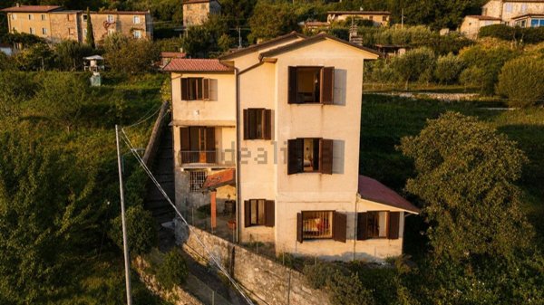 casa indipendente in vendita a Pietrasanta in zona Capezzano Monte