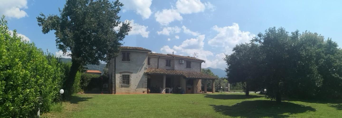 casa indipendente in vendita a Pietrasanta in zona Strettoia