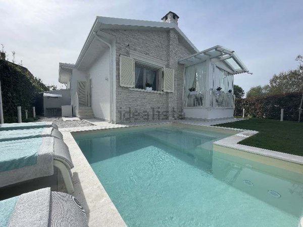 casa indipendente in vendita a Pietrasanta in zona Tonfano