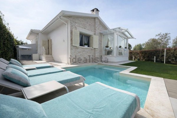casa indipendente in vendita a Pietrasanta in zona Tonfano