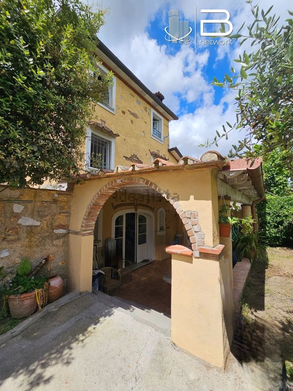 casa indipendente in vendita a Pietrasanta in zona Crociale