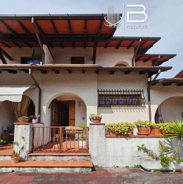 casa indipendente in vendita a Pietrasanta in zona Pozzodonico