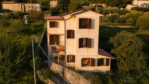 casa indipendente in vendita a Pietrasanta in zona Capezzano