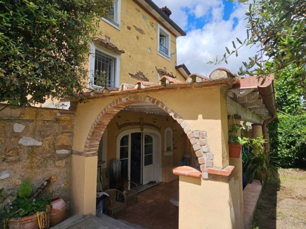 casa indipendente in vendita a Pietrasanta in zona Crociale