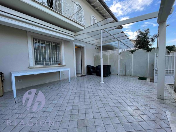 casa indipendente in vendita a Pietrasanta in zona Marina di Pietrasanta