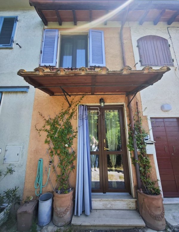 casa indipendente in vendita a Pietrasanta in zona Strettoia