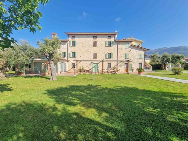 casa indipendente in vendita a Pietrasanta in zona Strettoia