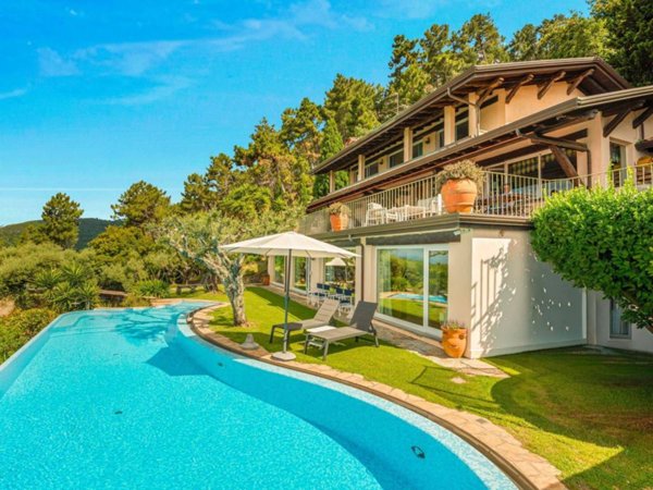 casa indipendente in vendita a Pietrasanta in zona Strettoia