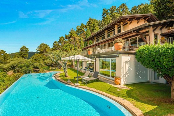 casa indipendente in vendita a Pietrasanta in zona Strettoia