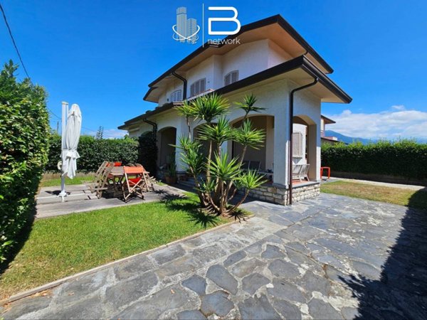 casa indipendente in vendita a Pietrasanta in zona Motrone