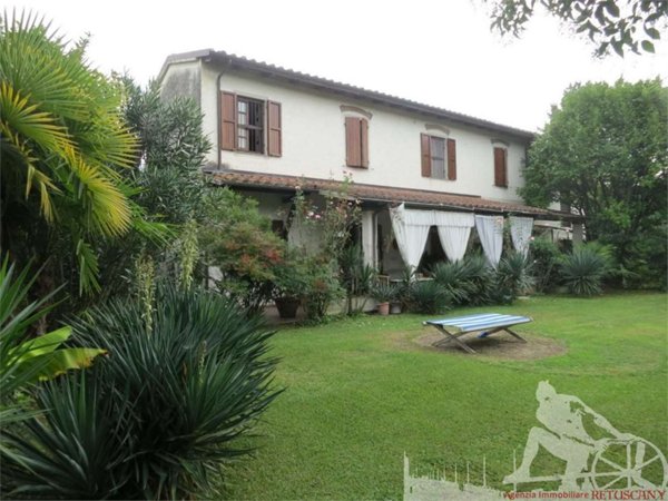 casa indipendente in vendita a Pietrasanta in zona Vitoio