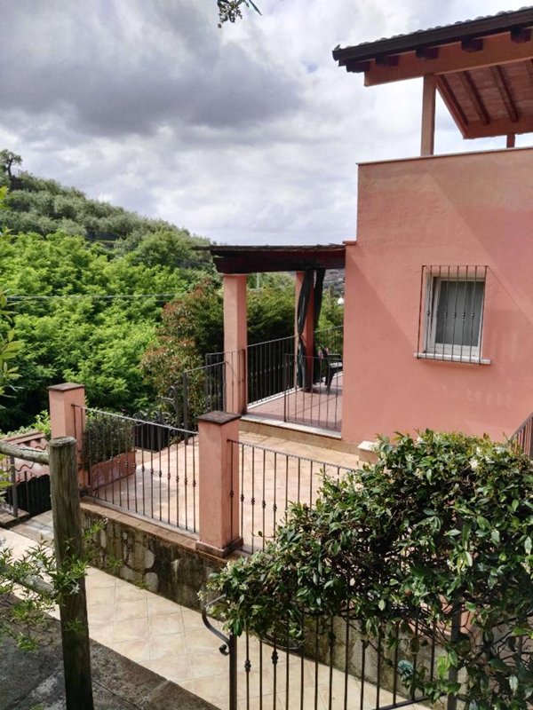 casa indipendente in vendita a Pietrasanta in zona Strettoia