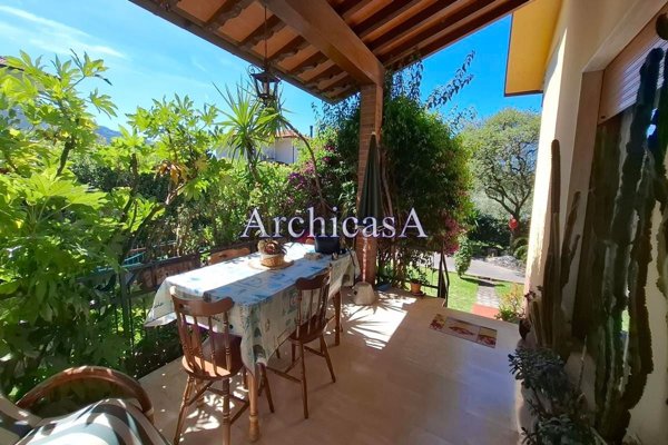 casa indipendente in vendita a Pietrasanta in zona Strettoia