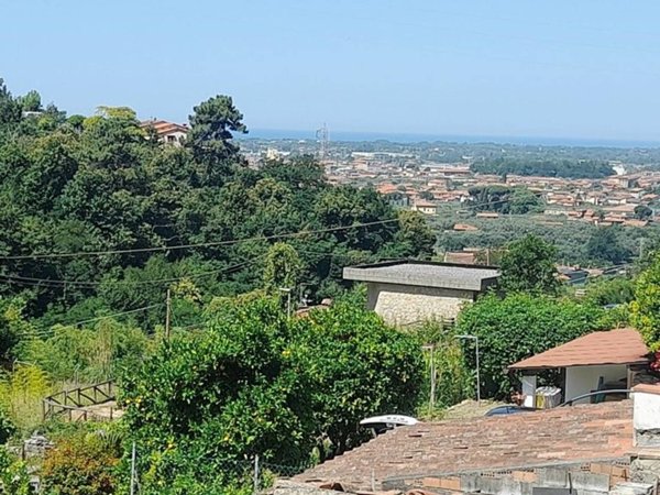 appartamento in vendita a Pietrasanta in zona Vallecchia