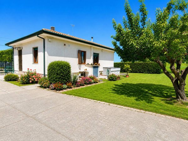casa indipendente in vendita a Pietrasanta in zona Traversagna