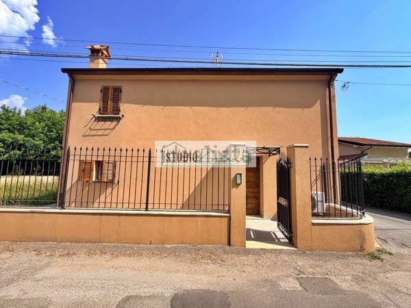 casa indipendente in vendita a Pietrasanta in zona Traversagna