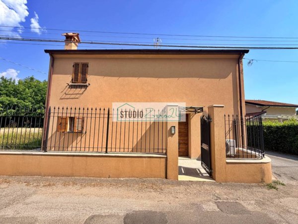 casa indipendente in vendita a Pietrasanta in zona Traversagna