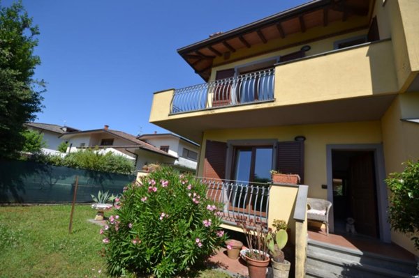 casa indipendente in vendita a Pietrasanta in zona Fiumetto