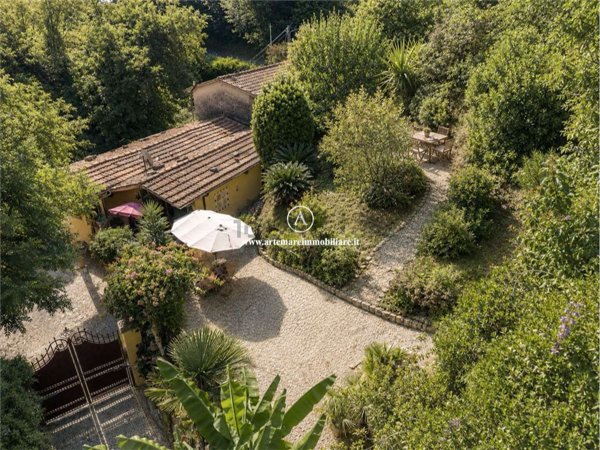 casa indipendente in vendita a Pietrasanta in zona Strettoia
