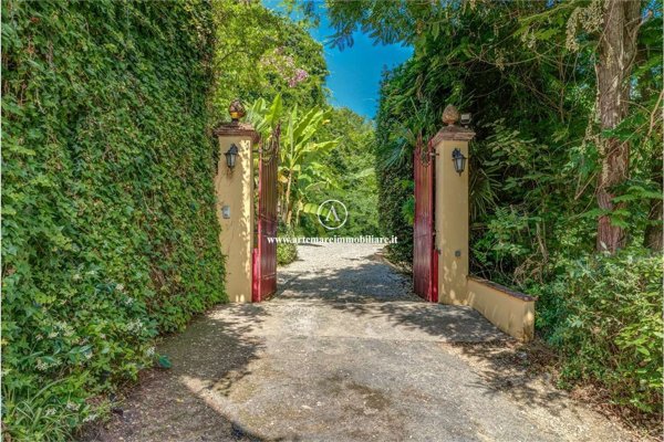 casa indipendente in vendita a Pietrasanta in zona Strettoia