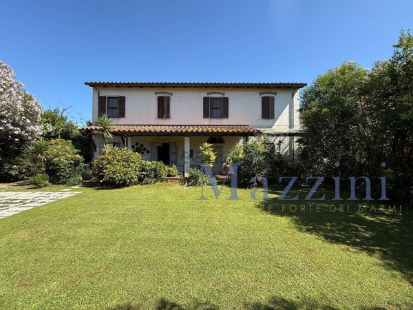 casale in vendita a Pietrasanta in zona Crociale