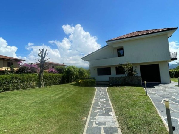 casa indipendente in vendita a Pietrasanta in zona Marina di Pietrasanta