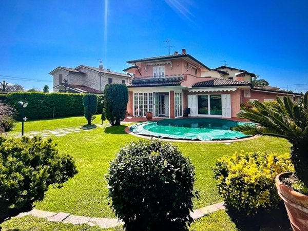 casa indipendente in vendita a Pietrasanta in zona Fiumetto