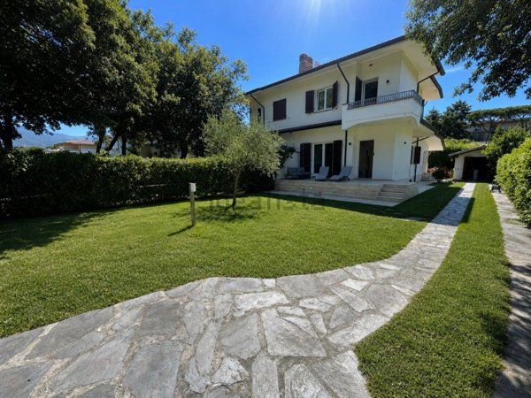 casa indipendente in vendita a Pietrasanta in zona Tonfano