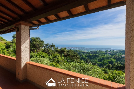 casa indipendente in vendita a Pietrasanta in zona Strettoia