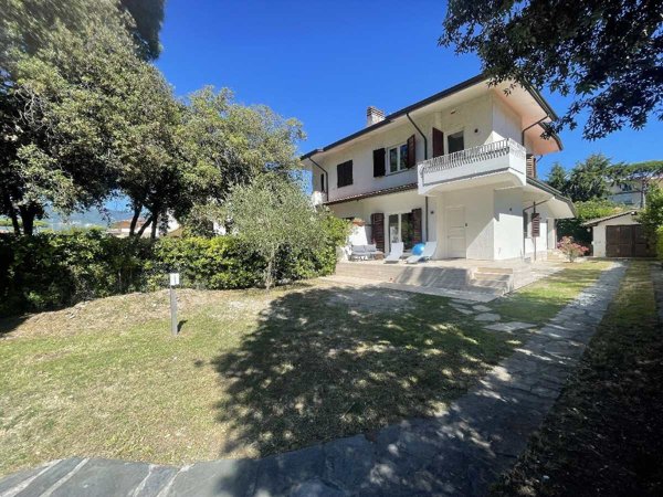 casa indipendente in vendita a Pietrasanta in zona Marina di Pietrasanta