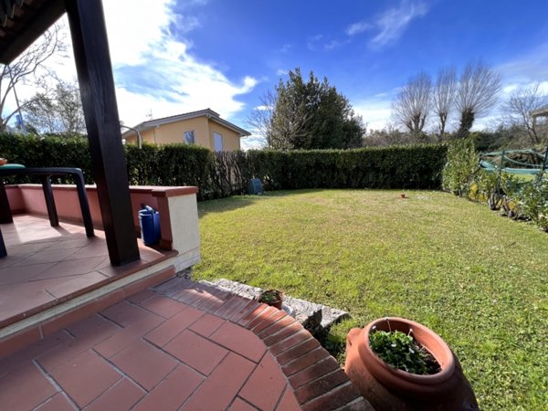 casa indipendente in vendita a Pietrasanta in zona Traversagna