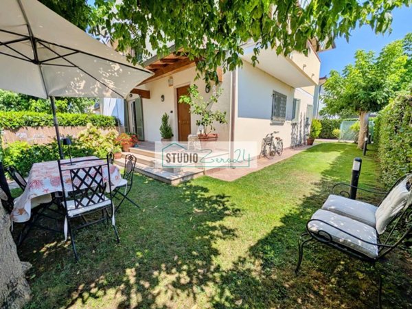 appartamento in vendita a Pietrasanta in zona Marina di Pietrasanta