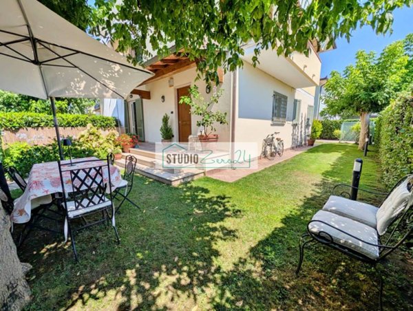 appartamento in vendita a Pietrasanta in zona Marina di Pietrasanta