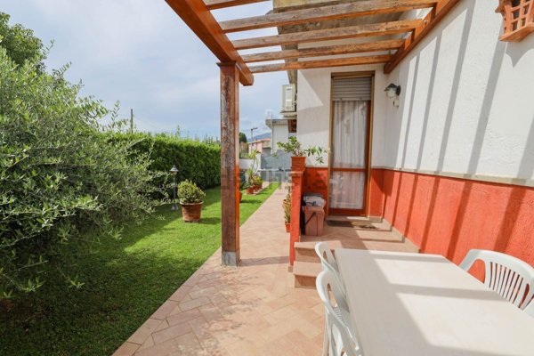 appartamento in vendita a Pietrasanta in zona Africa