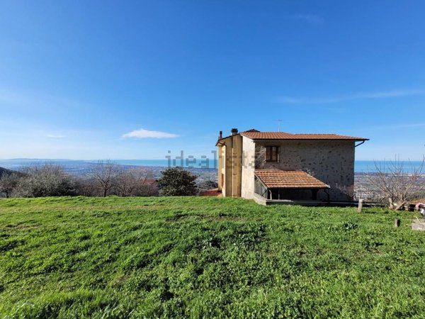 casale in vendita a Pietrasanta in zona Capezzano