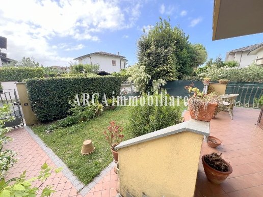 casa indipendente in vendita a Pietrasanta in zona Fiumetto