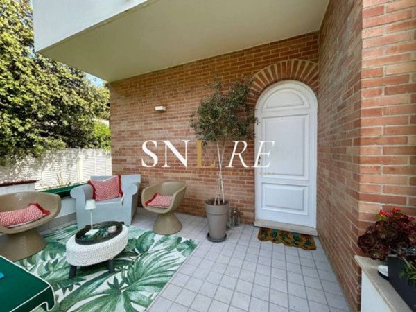 casa indipendente in vendita a Pietrasanta in zona Tonfano