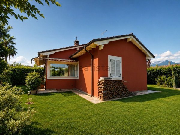 casa indipendente in vendita a Pietrasanta in zona Fiumetto