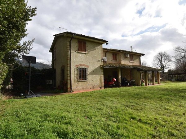 casa indipendente in vendita a Pietrasanta in zona Strettoia