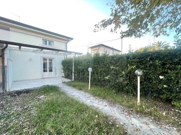 casa indipendente in vendita a Pietrasanta in zona Tonfano