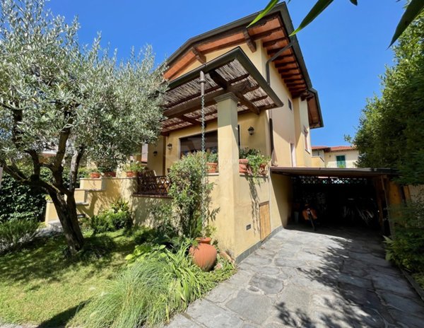 casa indipendente in vendita a Pietrasanta in zona Marina di Pietrasanta