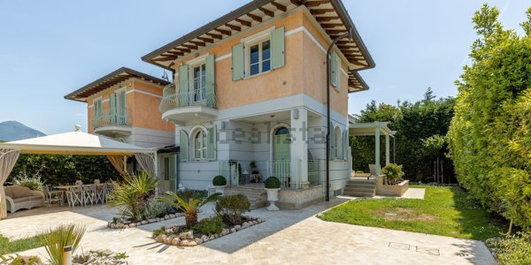 casa indipendente in vendita a Pietrasanta in zona Tonfano