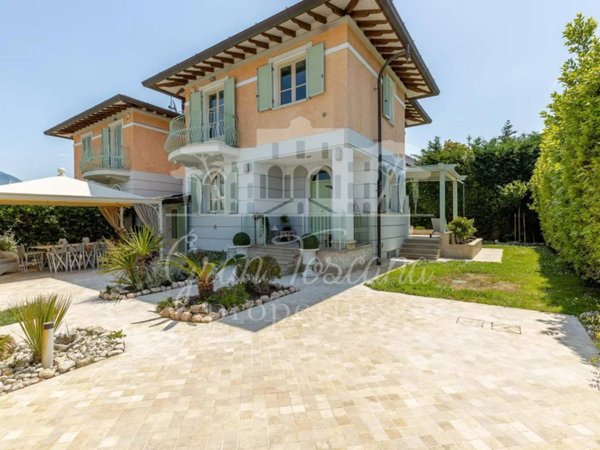 casa indipendente in vendita a Pietrasanta in zona Tonfano