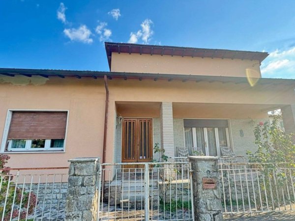 casa indipendente in vendita a Pietrasanta in zona Capezzano Monte